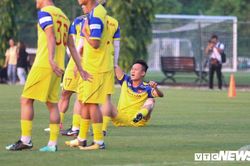 Huy Toàn rách cơ đùi, dễ mất suất trên tuyển Việt Nam