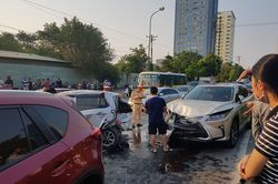 Xe Lexus đâm liên hoàn 2 ô tô và 2 xe máy đang dừng đèn đỏ