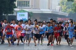 Giải chạy Báo Hà Nội mới mở rộng lần thứ 46 diễn ra sôi nổi