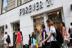 Đại gia Forever 21 phá sản, thời trang 'ăn liền' lo sốt vó