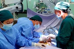 Bé gái điếc bẩm sinh nghe được nhờ 'tai điện tử'