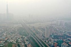 TP.HCM lại chìm trong mù khô, người dân than bị cay mắt