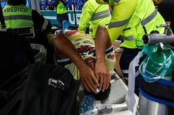Rợn người khi cựu sao Barca bị 'thủng đùi' sau một pha vào bóng ác ý