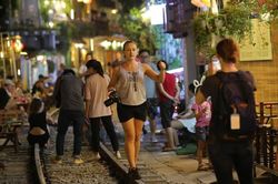 Check-in cafe đường tàu: Đã từng có người suýt chết