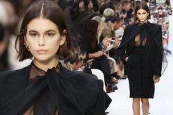 Con gái Cindy Crawford táo bạo phanh áo, khoe trọn vòng 1 trên sàn diễn