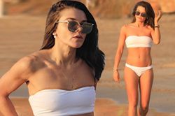 Nữ diễn viên Faye Brookes đẹp như tranh vẽ với bikini dưới hoàng hôn