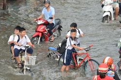 Học sinh xắn quần lội nước đến trường ngày đầu tuần vì triều cường gây ngập