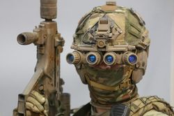 Lính đặc nhiệm Ukraine đeo kính nhìn xuyên đêm, xách súng trường đi đấu game