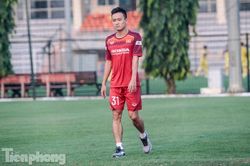 Huy Toàn lạc lõng, lặng nhìn đồng đội luyện binh trên sân tập