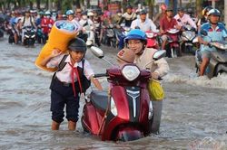 Đưa con đi học từ 5 rưỡi sáng, người Cần Thơ ngao ngán bơi trong biển nước