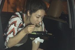 'Thị Bình' Nhật Kim Anh ăn cơm hàng cháo chợ, bầm dập vì phim
