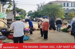 'Vô tư' họp chợ giữa đường, chính quyền thị trấn Thạch Hà bất lực?!