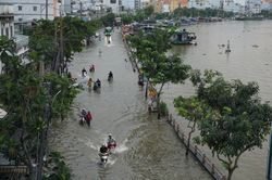 Triều cường vượt mức báo động 3 tại Thành phố Hồ Chí Minh