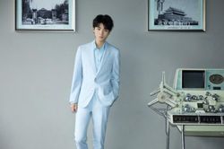 Vương Tuấn Khải tự tay gắp thú bông tặng fan nhân ngày sinh nhật tuổi 20