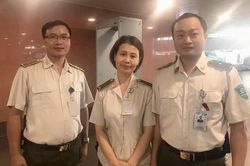 Nữ hành khách vui mừng nhận lại 50 triệu cùng nhiều giấy tờ quan trọng bỏ quên ở nhà vệ sinh sân bay