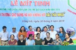 Vận động tiểu thương chợ Đông Hà nói không với rác thải nhựa