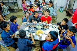 'Bữa cơm nhiều màu' và những đứa trẻ ở Bản Khoang