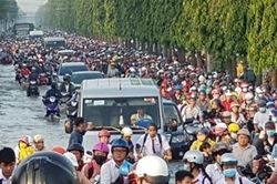 Triều cường lên đỉnh, phụ huynh lội nước đưa con đến trường