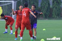 Tuyển Việt Nam cười nghiêng ngả, Bùi Tiến Dũng 'ăn gian' bị trợ lý Lee Young-jin phạt