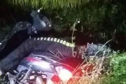 Hòa Bình: Nam thanh niên chết gục cạnh xe máy trước cổng trường mầm non
