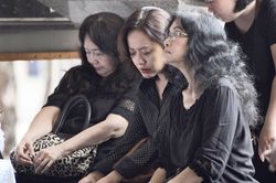 Nghệ sĩ Kim Xuân, Hồng Ánh lặng viếng Trung úy Phương của 'Nổi gió'
