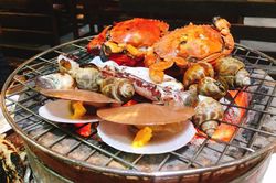 Buffet lẩu nướng than củi ngập hải sản giá 25 USD ở Singapore