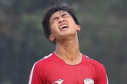 Danh Trung nhăn nhó khi bỏ lỡ cơ hội trong trận thua của U21 Viettel