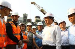 Phó Thủ tướng Trịnh Đình Dũng kiểm tra tuyến đường sắt đô thị Cát Linh - Hà Đông