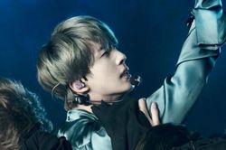 Jin BTS sở hữu xương quai hàm cực phẩm khiến fan 'lụi tim'
