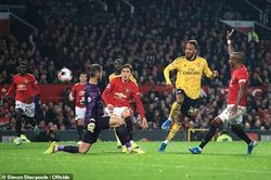 Man Utd chia điểm cùng Arsenal