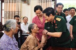 Đại tướng Ngô Xuân Lịch tiếp xúc cử tri tại Hà Nam