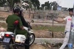 Tài xế vác 'hàng nóng' xử đối thủ bất ngờ gặp 2 công an