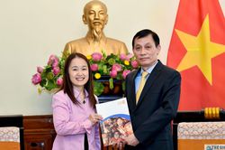 Thứ trưởng Ngoại giao Lê Hoài Trung tiếp tân Trưởng Đại diện UNFPA tại Việt Nam trình Thư Ủy nhiệm
