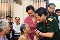 Đại tướng Ngô Xuân Lịch tiếp xúc cử tri tỉnh Hà Nam
