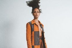 Siêu mẫu nội y Joan Smalls ngực trần, quyến rũ mê hồn trên tạp chí
