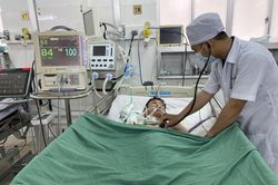 Bệnh nhi ngưng tim ngoài bệnh viện hồi sinh kì diệu