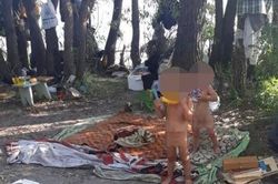 Cha mẹ bỏ mặc con nhỏ ngoài đường để 'nghỉ ngơi'