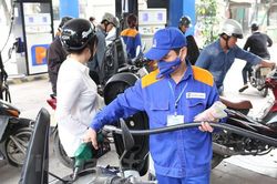 Giá xăng RON95-III tăng 923 đồng mỗi lít sau 4 lần giảm liên tiếp