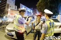 Gây gổ với cảnh sát khi bị bắt xe, người đàn ông còn làm điều khó chấp nhận này