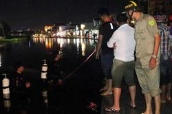Triều cường ngập mất làn đường, người phụ nữ lao xe xuống hồ tử vong