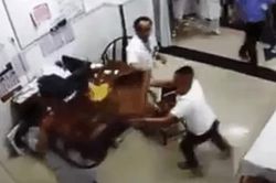Clip: Người đàn ông vừa cầm dây truyền nước cho con, vừa lao vào đánh nhau với bác sĩ