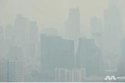 Bangkok chìm trong khói bụi, dân đau mắt, ho cả ngày khi ra đường