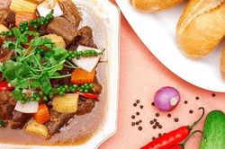 Chỉ cần thêm gia vị này vào như đầu bếp, món thịt bò sốt vang sẽ vô cùng thơm ngon