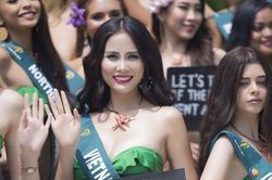 Hoàng Hạnh cùng dàn thí sinh Hoa hậu Trái Đất tạo dáng với bikini