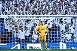 Real Madrid 2-2 Club Brugge: Courtois rời sân vì đau bụng sau 2 bàn thua sớm