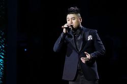 Liveshow 'Khánh 30': Vũ Duy Khánh khóc nghẹn khi hát về cha, tự thử thách mình với Bolero