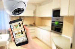 Dùng thiết bị quản gia thông minh, cặp đôi gặp chuyện 'tim đập chân run'...