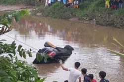 Thi thể hai vợ chồng và em trai trong chiếc xe chìm dưới mương nước