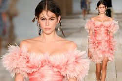 Nàng mẫu 19 tuổi Kaia Gerber xinh như công chúa trên sàn catwalk
