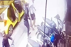 Nhóm côn đồ xông vào quán ăn chém loạn xạ khiến 5 người bị thương